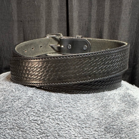 Men's Black Textured Leather Belt - Picture 5 of 8